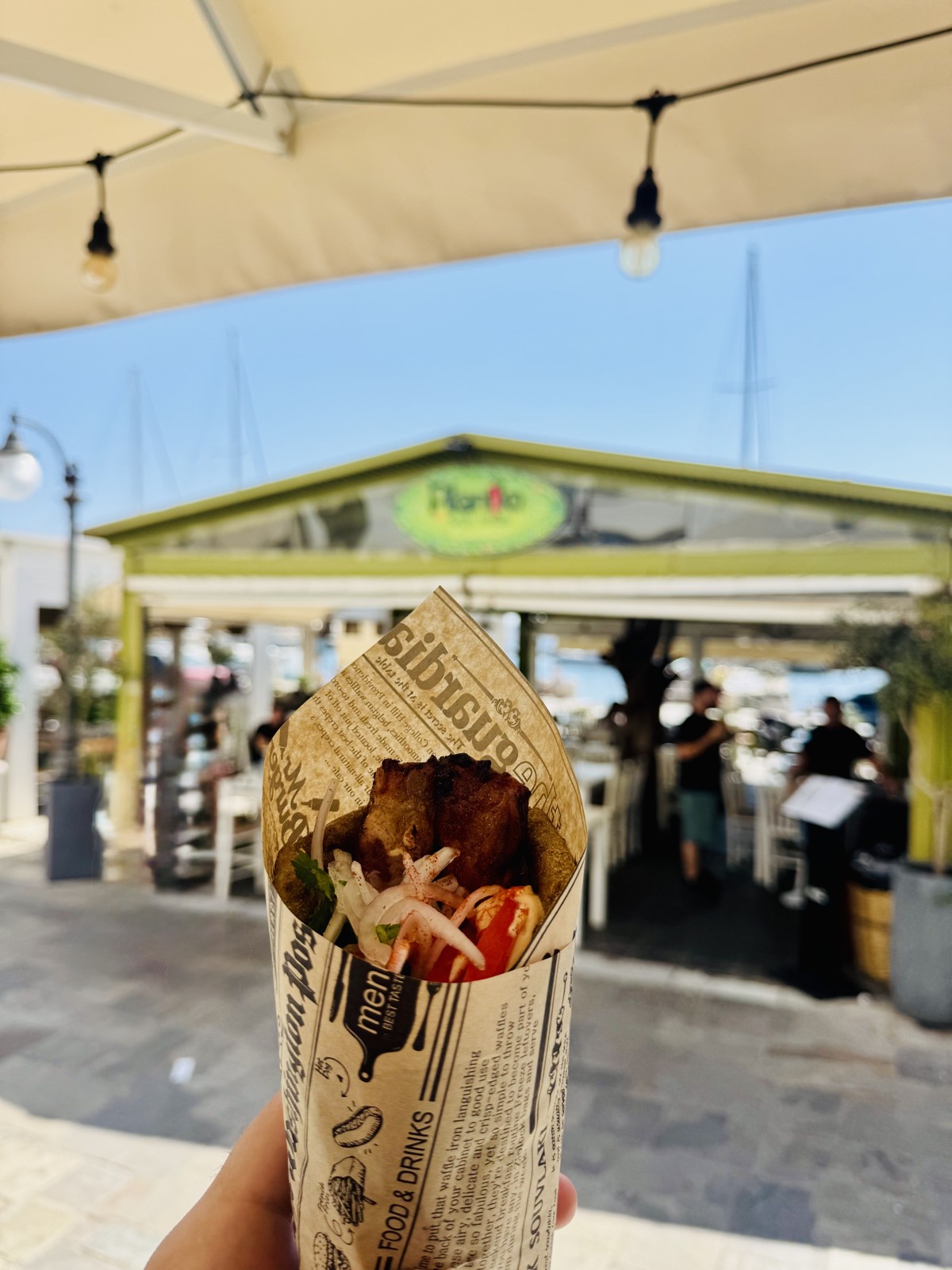 Τυλιχτό σουβλάκι στο Pikantiko Grill House